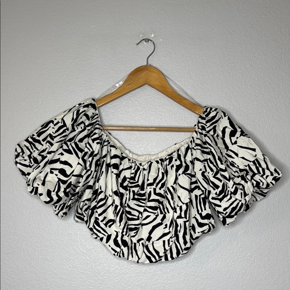 A New Day Black and Cream Ruffled Crop Blouse Size Small - Picture 2 of 13